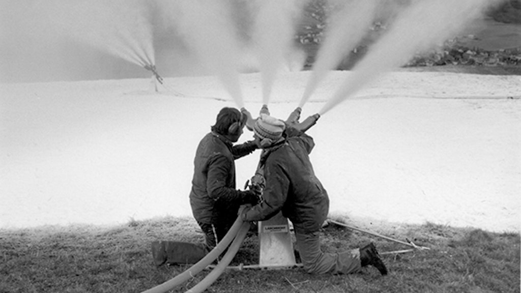Deux « faiseurs de neige » apprennent à utiliser un canon à neige de type Larchmont le jour de la mise en service de la première grande installation d’enneigement d’Europe à Savognin. Celui de gauche est Not Spinatsch, celui de droite un inconnu.