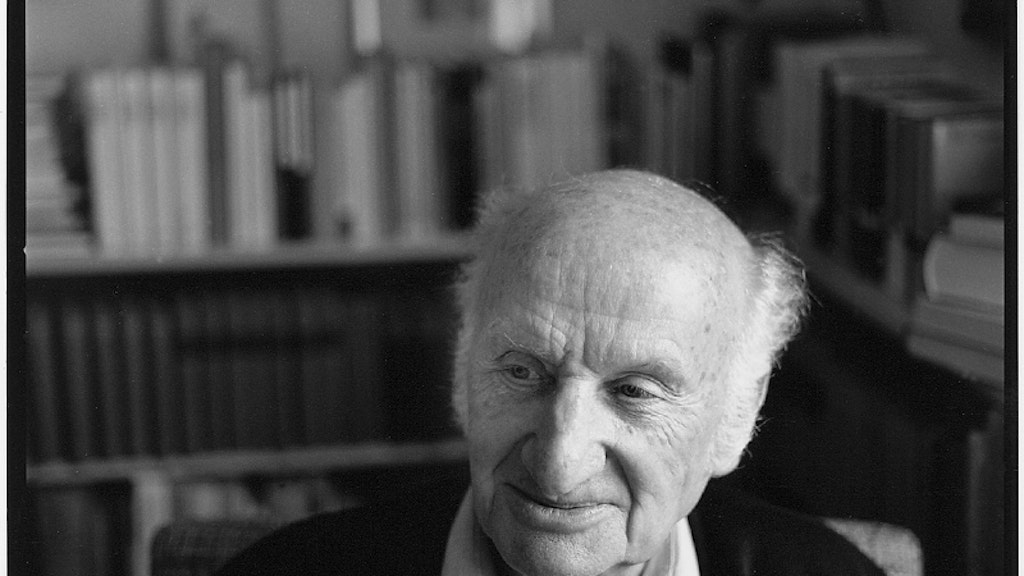 Gerhard Meier nel suo studio a Niederbipp. Sullo sfondo librerie.