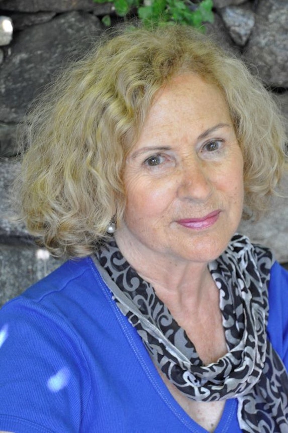 Eveline Hasler nachdenklich lächelnd. 