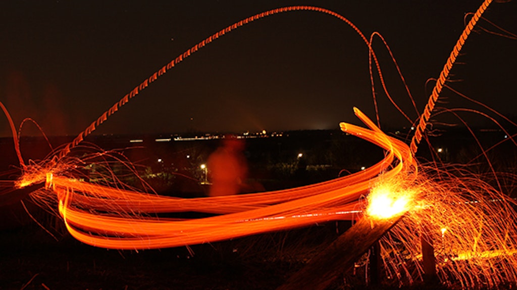 L’illustration montre des traînées de feu dans le ciel nocturne. Elles sont produites par un disque en bois incandescent catapulté vers le bas de la vallée par un jeune homme qui l’a frappé violemment contre une planche-tremplin après l’avoir fait tournoyer dans les airs au bout de la baguette à laquelle il était fixé.