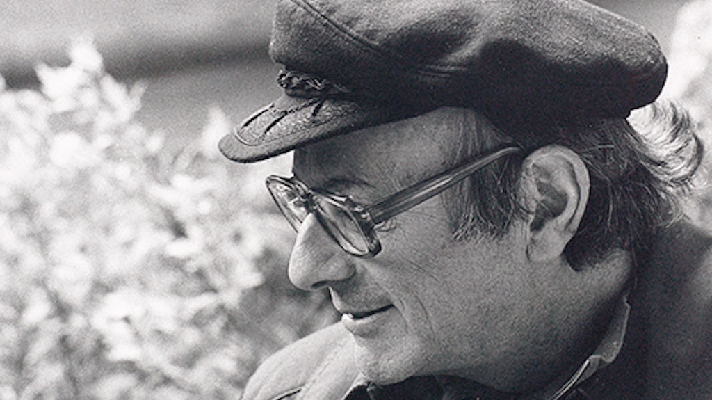 Walter Vogt souriant et portant la casquette ; à l’arrière-plan, un massif en fleurs.