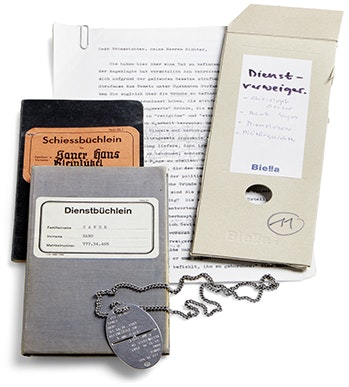 Hans Saners Dienstbüchlein und Dienstmarke der Schweizer Armee sind Zeugen seiner Widerständigkeit.