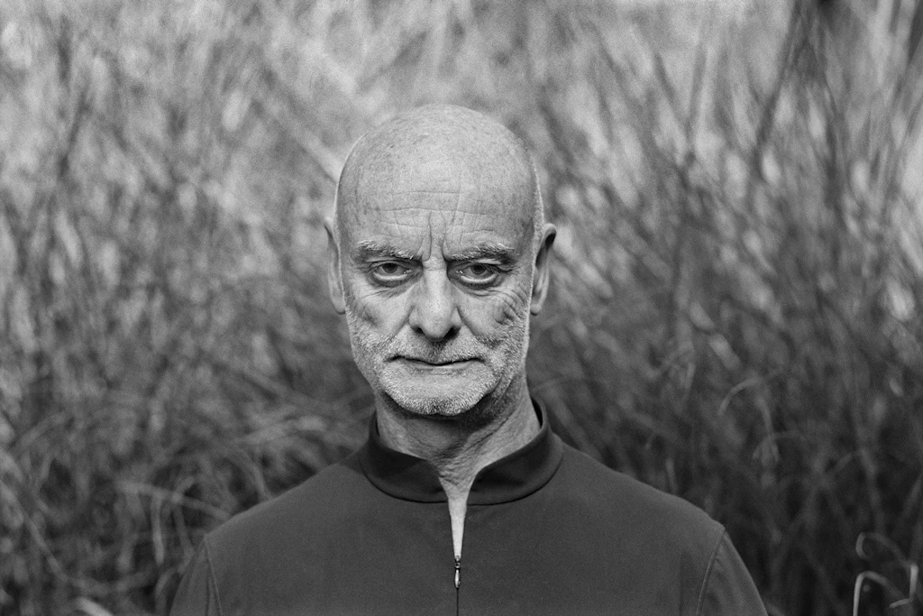 Die Fotografie zeigt ein Potrait von Uli Sigg