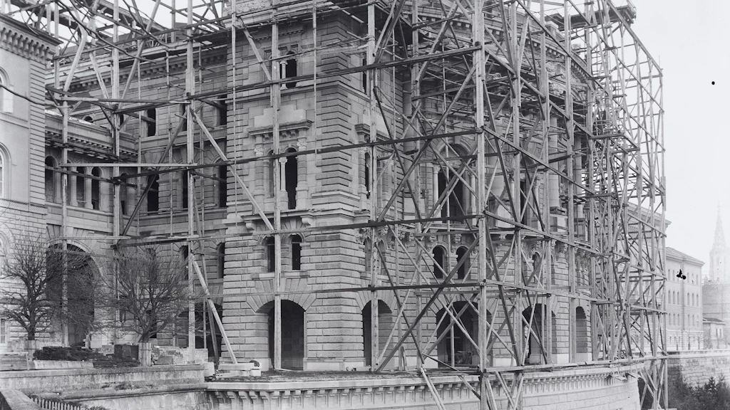Die Südseite des Parlamentsgebäudes in Bern im Bau, mit hölzernem Baugerüst, Frühjahr 1899