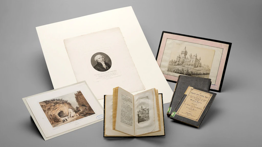 Auf einem Tisch liegen einige druckgrafische Werke und einige Bücher aus der Sammlung Staub (Foto: NB, Flurin Bertschinger)