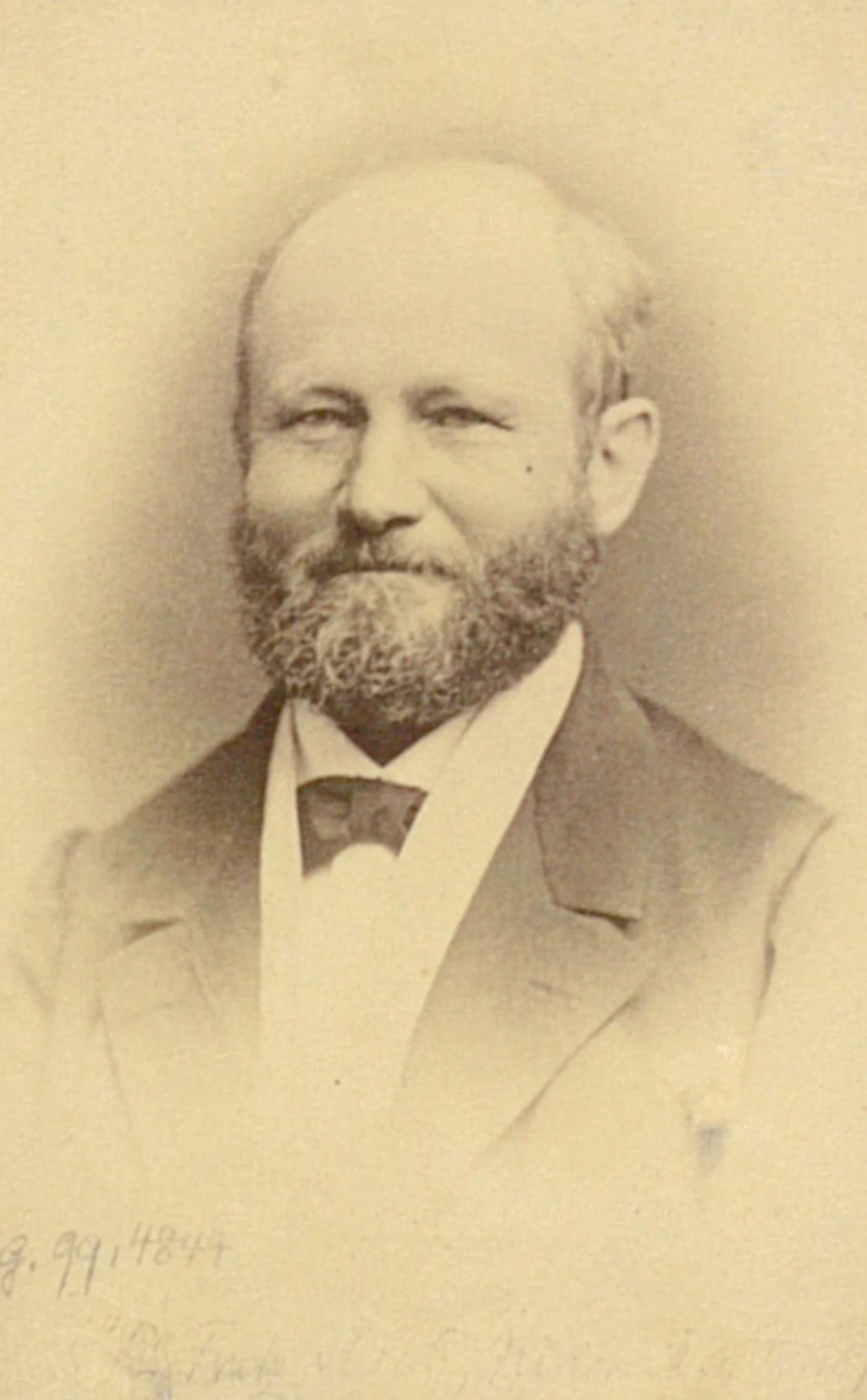 Diese anonyme Fotografie von ca. 1880 zeigt ein Brustbild von Friedrich Staub.