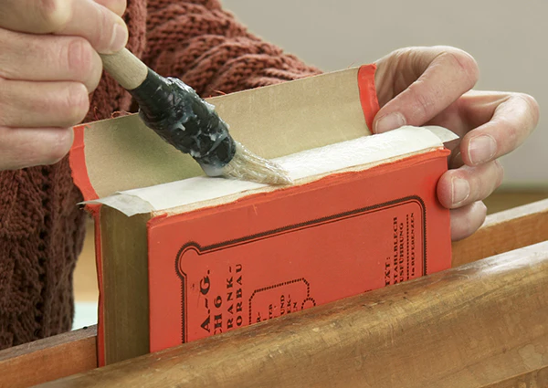 Reparatur eines Buchrückens.