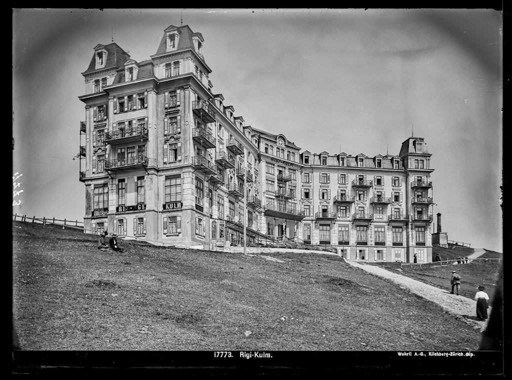 Das palastartige Grand Hotel Schreiber, Gesamtansicht aufgenommen von unterhalb des Hotels (Fotografie von Artur Wehrli, Gebrüder Wehrli AG, 1910)