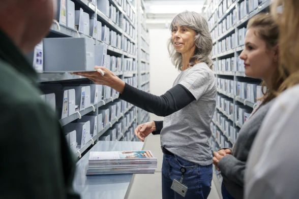 Bild von mehreren Personen, die die Räumlichkeiten der BN besuchen, begleitet von einer Führungsperson, die die Räumlichkeiten erläutert.