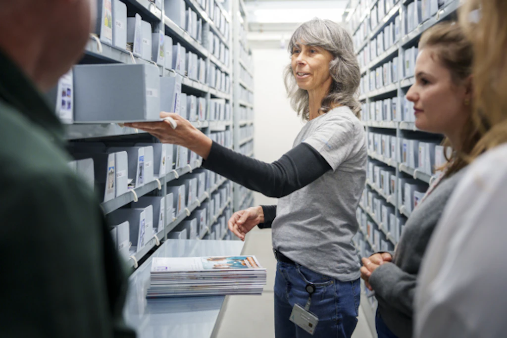 Bild von mehreren Personen, die die Räumlichkeiten der BN besuchen, begleitet von einer Führungsperson, die die Räumlichkeiten erläutert.