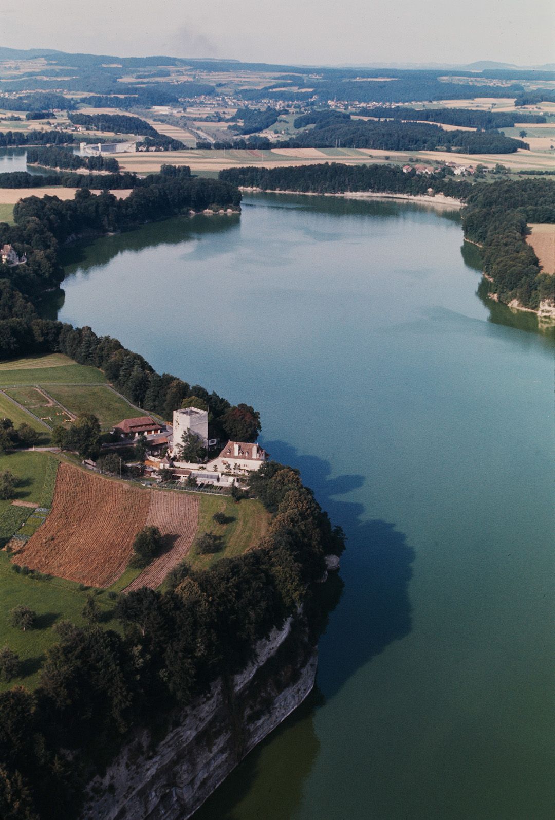 Luftaufnahme des Schiffenensees aus Süd-Südwest, mit Burg Vivy-le-Petit hoch über dem versunkenen Bad Bonn. 1974.