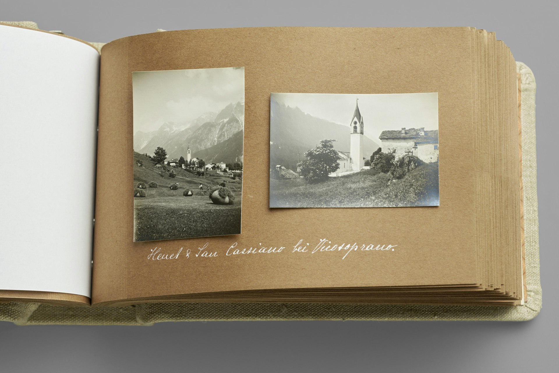 Ausschnitt aus dem besprochenen Fotoalbum, Seite zu Vicosoprano. Auf den zwei Fotografien ist das Dorf Vicosoprano zu sehen, auf der einen ist im Vordergrund gerade die Heuernte im Gange, auf der anderen ist vor allem die Kirche San Cassiano zu sehen. 