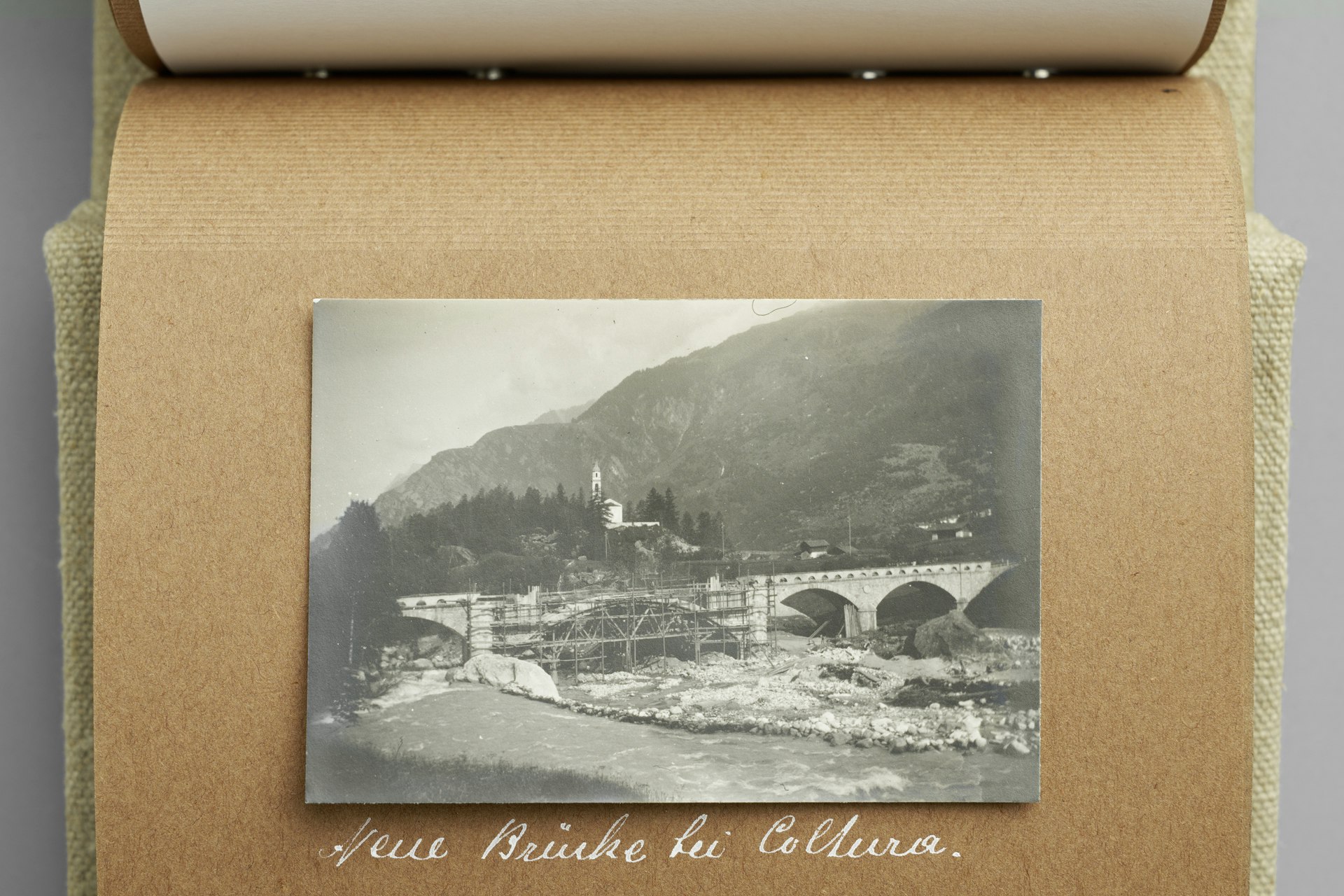 Auf dieser Fotografie ist die bei einem Unwetter beschädigte Brücke bei Coltura zu sehen. 