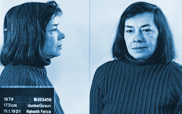 Patricia Highsmith in primo piano con una foto segnaletica