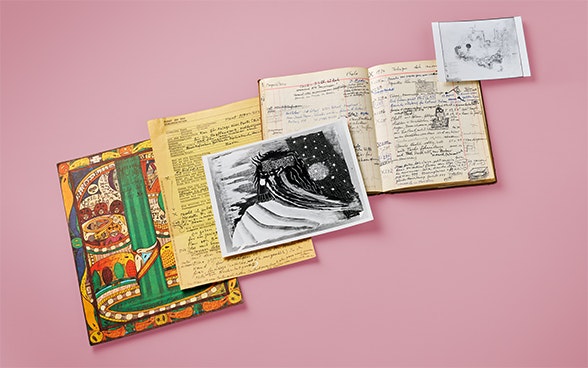 Dokumente und Zeichnungen von Meret Oppenheim auf rosa Hintergrund