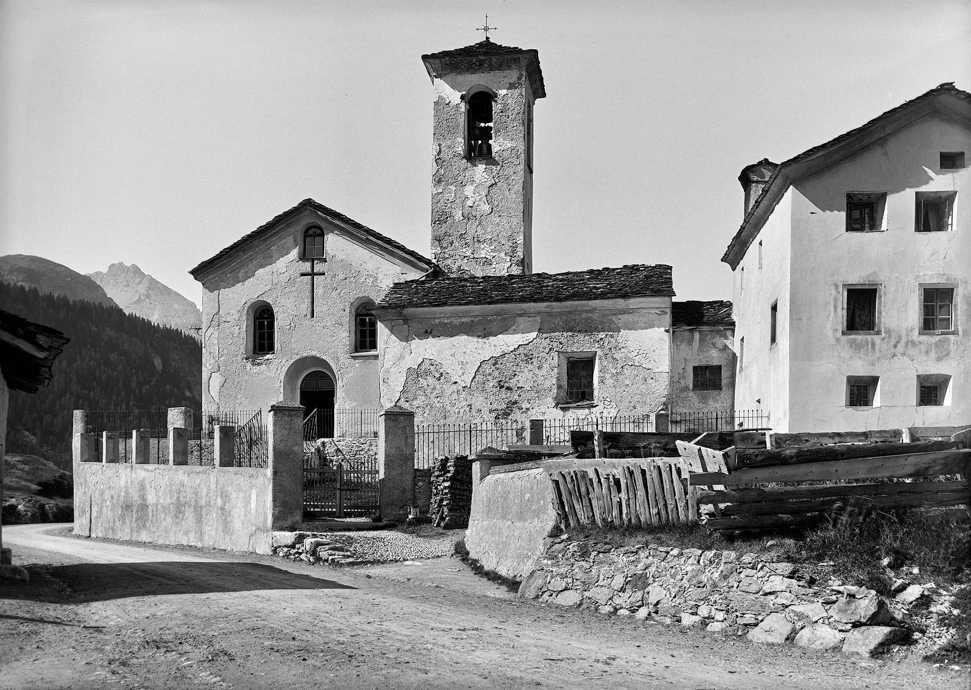 Marmorera, GR, photo du village avec l’église St. Florinus, prise depuis le sud, et ses annexes. 1909