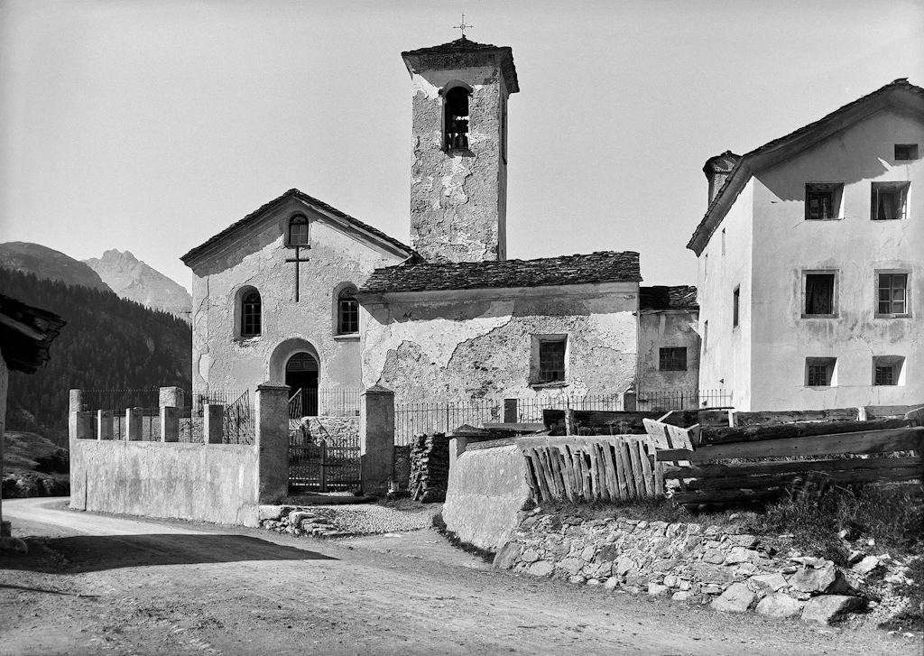 Marmorera, GR, photo du village avec l’église St. Florinus, prise depuis le sud, et ses annexes. 1909