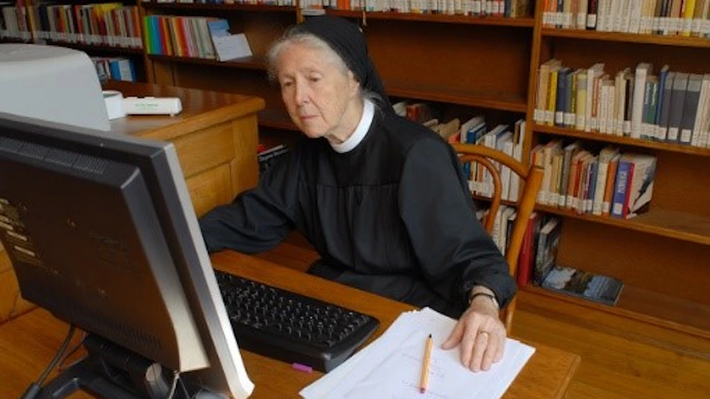 Silja Walter à son ordinateur dans sa pièce de travail