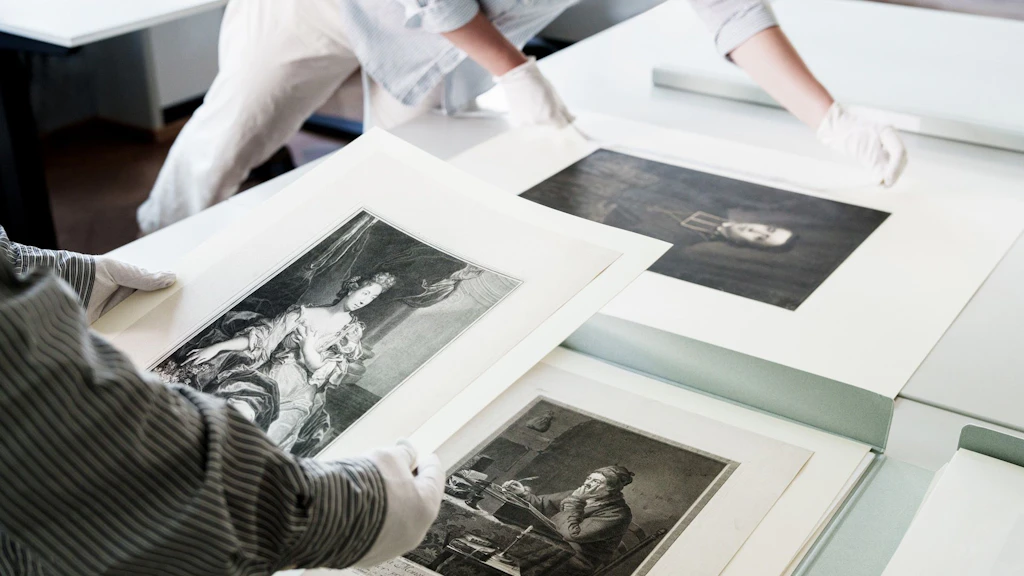 Sur cette photo, deux collaboratrices examinent des portraits.
