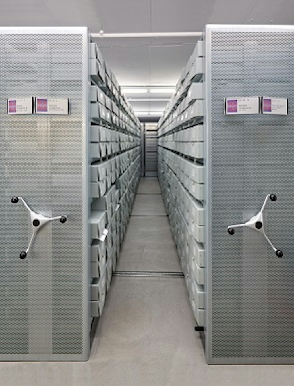 Compactus avec boîtes d’archives  entreposées