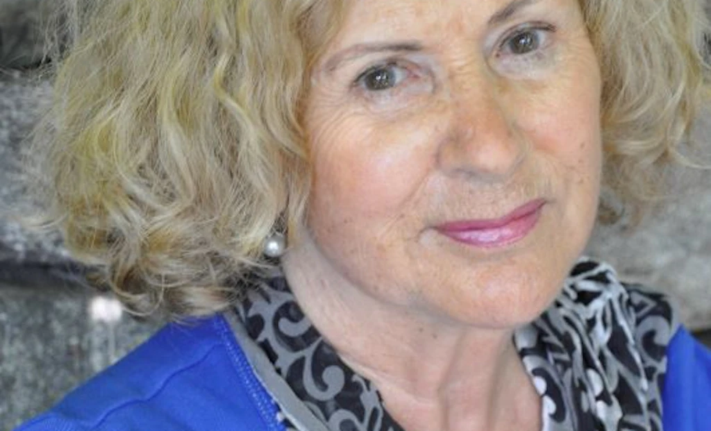 Eveline Hasler en train de sourire pensivement.