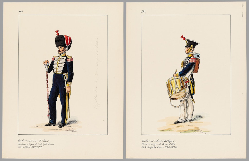 Avec son chapeau de fourrure et son pantalon sombre épais, la tenue d’hiver est nettement plus chaude que la tenue d’été, avec son shako et son pantalon clair.