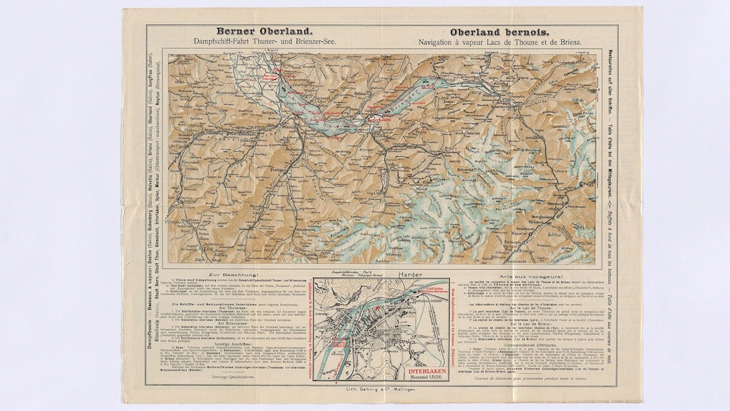 Couverture d’un dépliant datant de 1908 montrant une carte de l’Oberland bernois avec les lignes de bateau à vapeur sur les lacs de Thoune et de Brienz ainsi qu’un plan détaillé des transports publics à Interlaken.