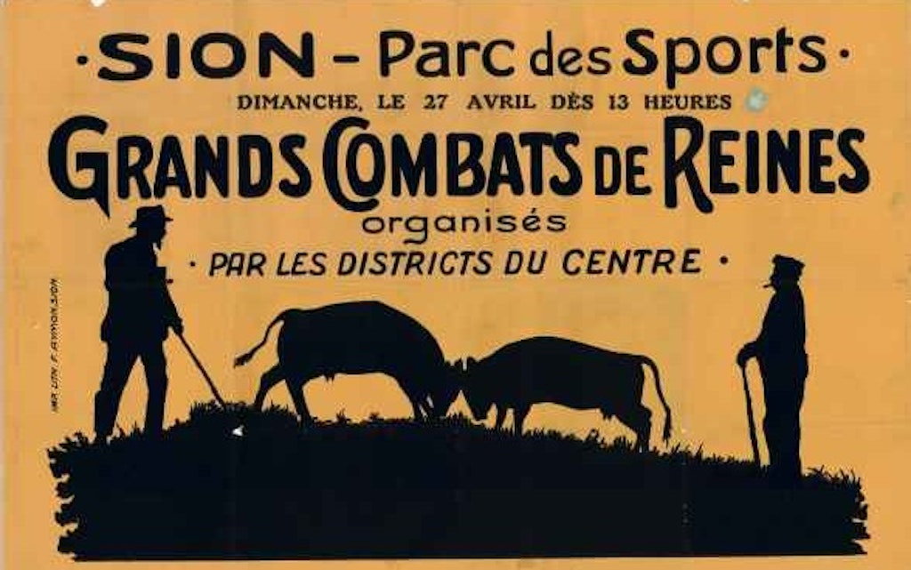 Affiche publicitaire au format paysage représentant des silhouettes noires sur fond orange clair. Dans la partie supérieure de l’image figure le texte annonçant l’évènement. La partie inférieure montre deux vaches d’Hérens qui se font face, tête baissée ; elles sont en train de combattre. De part et d’autre, deux hommes coiffés d’un chapeau et munis d’un bâton observent la scène.