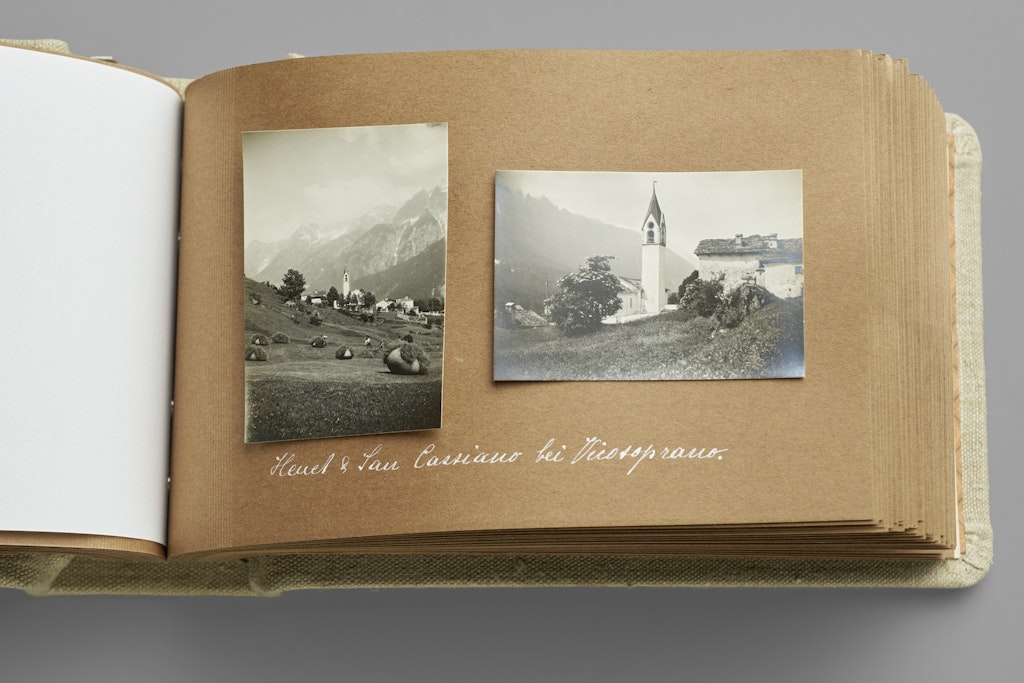 Extrait de l'album photo mentionné, page consacrée à Vicosoprano. Les deux photos montrent le village de Vicosoprano. Sur l'une d'elles, on voit au premier plan la récolte du foin en cours, sur l'autre, c'est surtout l'église San Cassiano qui est visible.