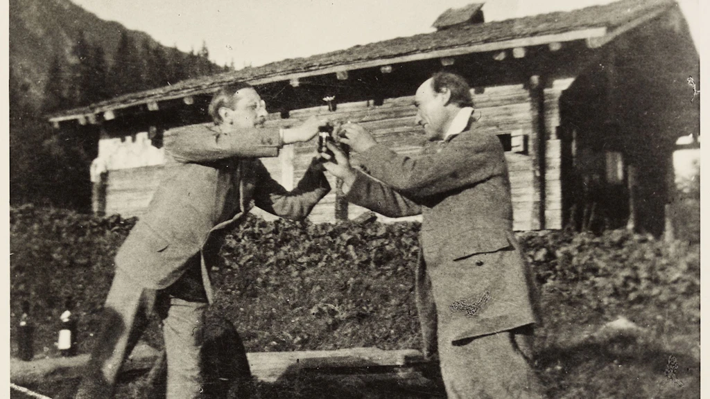 André Gide et Igor Stravinski trinquant devant le chalet de Belles-Lettres « Le Revenandray », aux Diablerets, en juillet 1917.