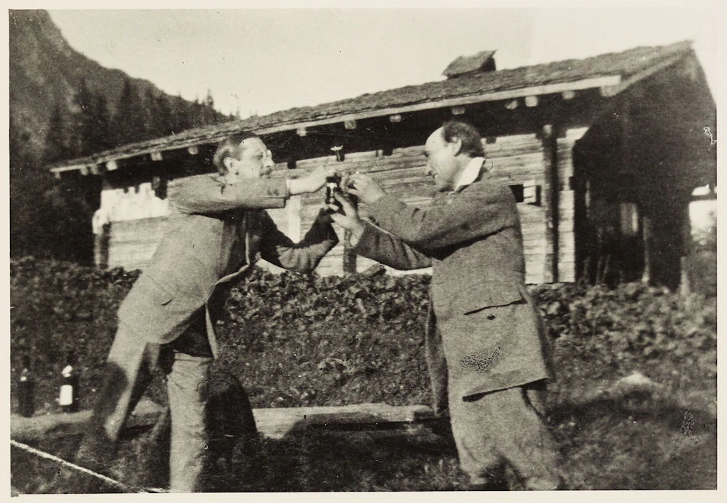 André Gide et Igor Stravinski trinquant devant le chalet de Belles-Lettres «Le Revenandray», aux Diablerets, en juillet 1917.