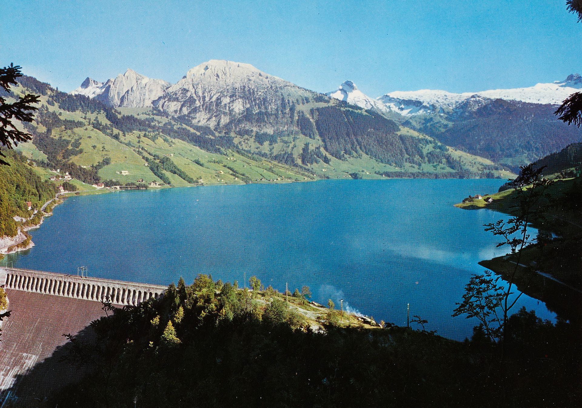 Le lac de Wägital et le barrage de Schräh vus du ciel. Le village d’Innerthal a été déplacé plus en altitude.