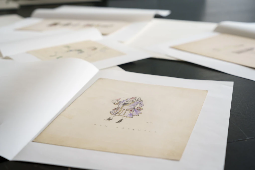 Su un tavolo sono disposti diversi acquerelli.