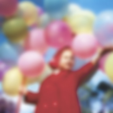 Bambina con palloncini