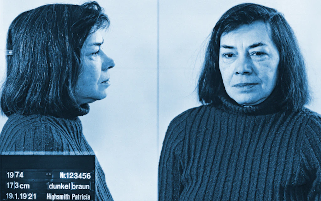 Patricia Highsmith in primo piano con una foto segnaletica