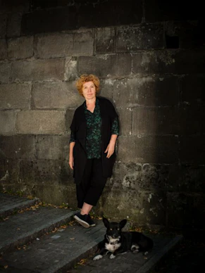 Die Autorin Zoro del Buono posiert mit Hund.