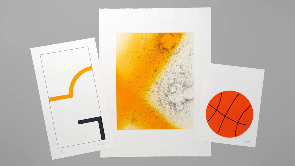 Disposte su un tavolo, le opere «Angle noir» di Gottfried Honegger, 2014 (archivio Atelier-Editions Fanal), «SEVERAL/GLOW» di Izidora I Lethe, 2022 (Edition VFO) e «Rebond» di Denis Roueche, 2025 (Visarte Neuchâtel).
